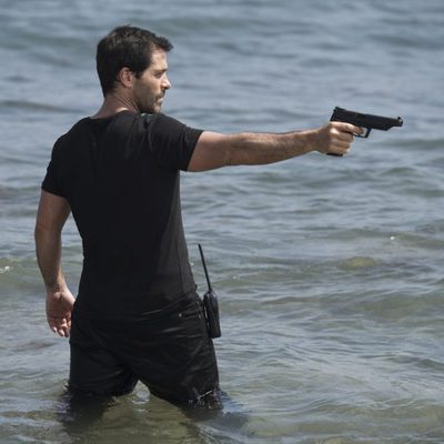 Gamboa apuntando a su objetivo en el último episodio de 'El Barco'