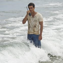 Ulises hablando por walkie talkie en el final de 'El Barco' 