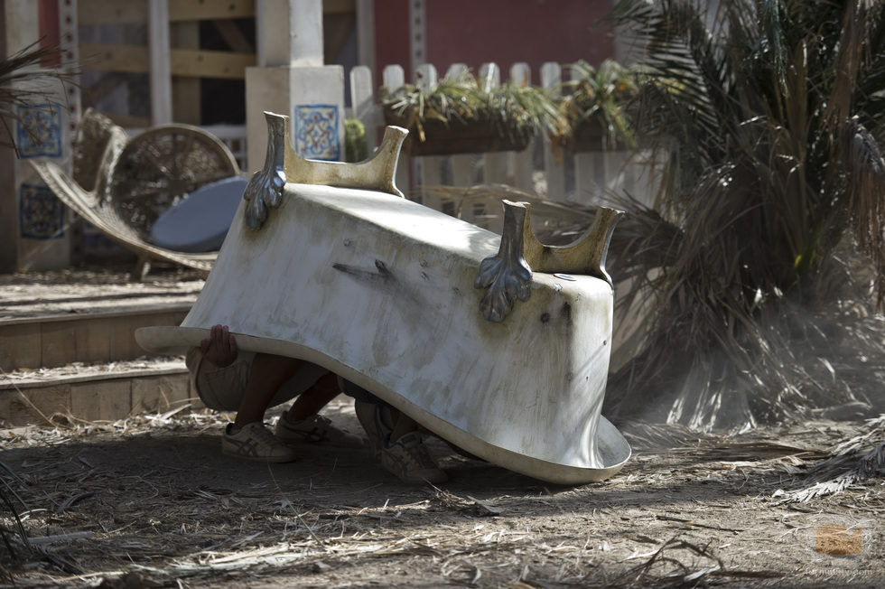 Personajes de 'El Barco' ocultos en una bañera en el último episodio de la serie