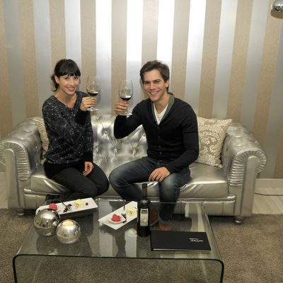 Bárbara Goenaga y Marc Clotet, de 'Amar es para siempre', brindando
