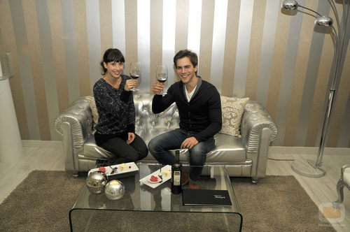 Bárbara Goenaga y Marc Clotet, de 'Amar es para siempre', brindando