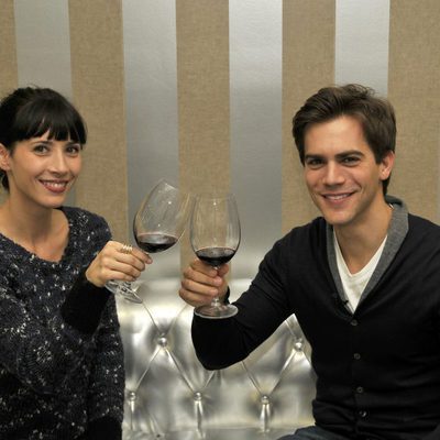Bárbara Goenaga y Marc Clotet brindando