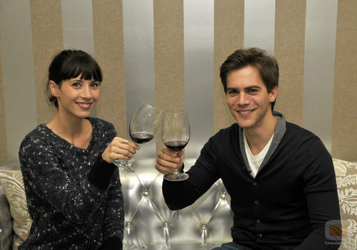 Bárbara Goenaga y Marc Clotet brindando