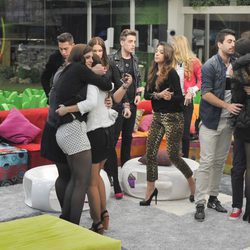 Los concursantes de 'Gran Hermano catorce' reciben a Raky y Argi