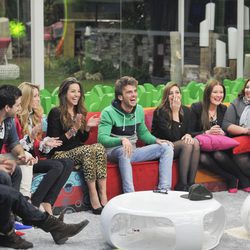 Los concursantes de 'Gran Hermano catorce' dan la bienvenida a Edoardo