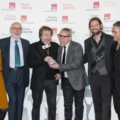 Equipo de 'Isabel' con el Premio Zapping 2013