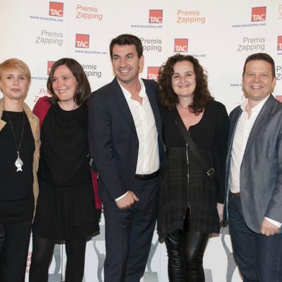 Arturo Valls y Tinet Rubira con el equipo de '¡Ahora caigo!'