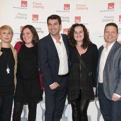 Arturo Valls y Tinet Rubira con el equipo de '¡Ahora caigo!'