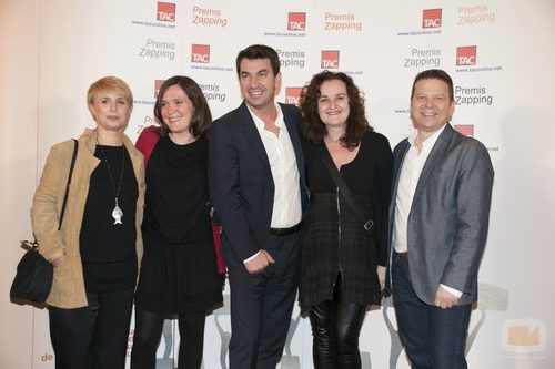 Arturo Valls y Tinet Rubira con el equipo de '¡Ahora caigo!'