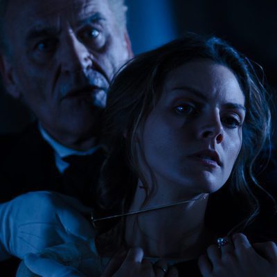 Alicia amenazada por Benjamín, el asesino del cuchillo en 'Gran Hotel'