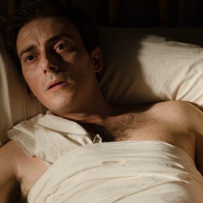 Fernando Llanes herido en el nuevo episodio de 'Gran Hotel'