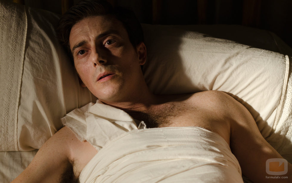 Fernando Llanes herido en el nuevo episodio de 'Gran Hotel'