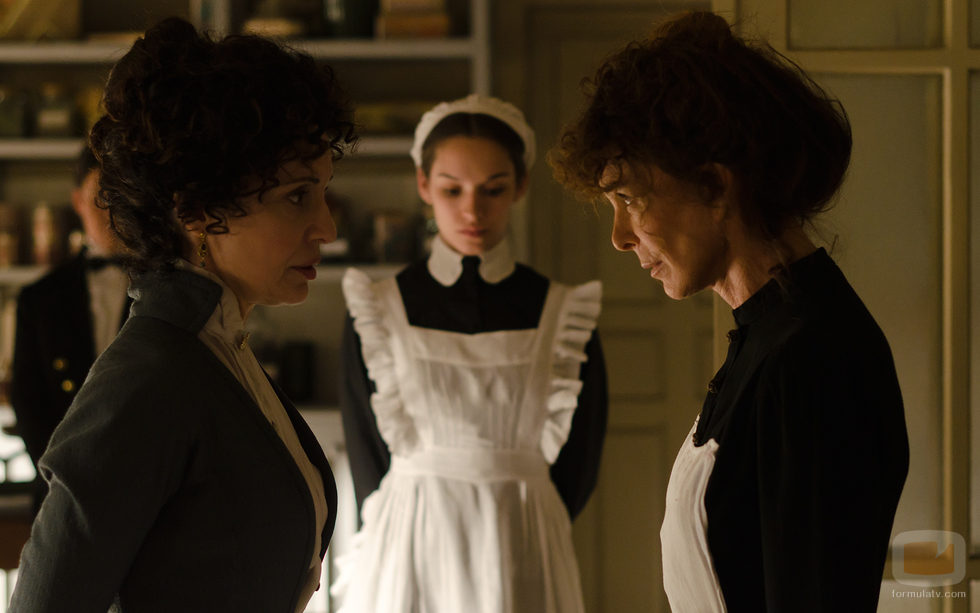 Teresa Alarcón manteniendo una conversación con Violeta en el nuevo capítulo de 'Gran Hotel'