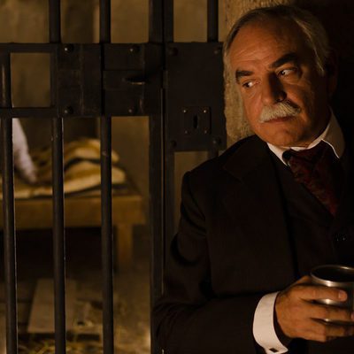 Ayala manteniendo una conversación con un preso en el nuevo episodio de 'Gran Hotel'