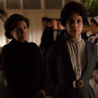 Teresa Alarcón y Doña Ángela con los empleados del Gran Hotel en "Lazos de sangre"