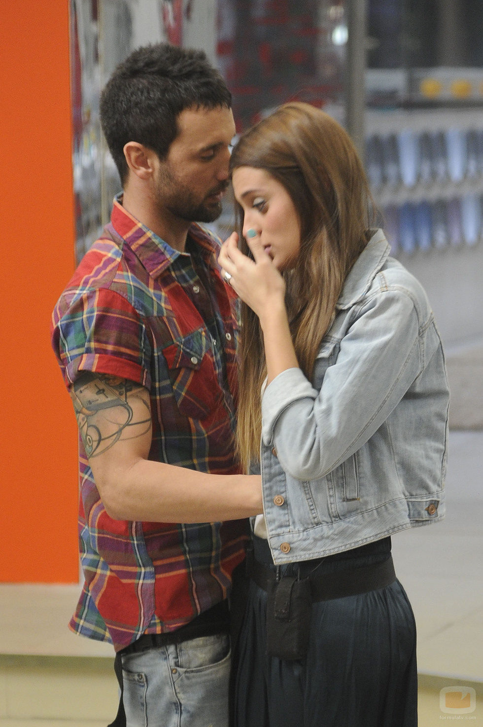 Danny consolando a Susana