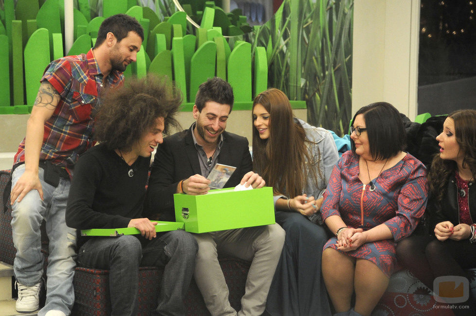 Igor abriendo la caja que contiene un regalo de su hijo en la cuarta gala de 'Gran Hermano catorce'