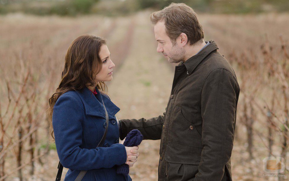 Lucía Reverte y Miguel Cortázar manteniendo una conversación en el nuevo capítulo de 'Gran Reserva'