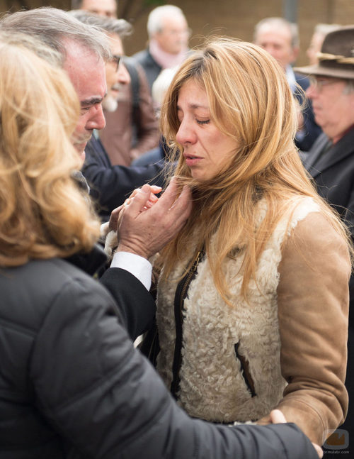 Reyes Monforte, actual pareja de Pepe Sancho, llorando en el funeral del actor