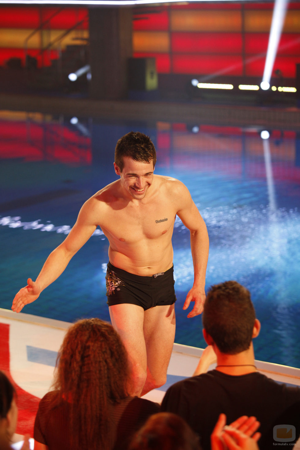 Juan José Ballesta camina en bañador por el plató de 'Splash! Famosos al agua'
