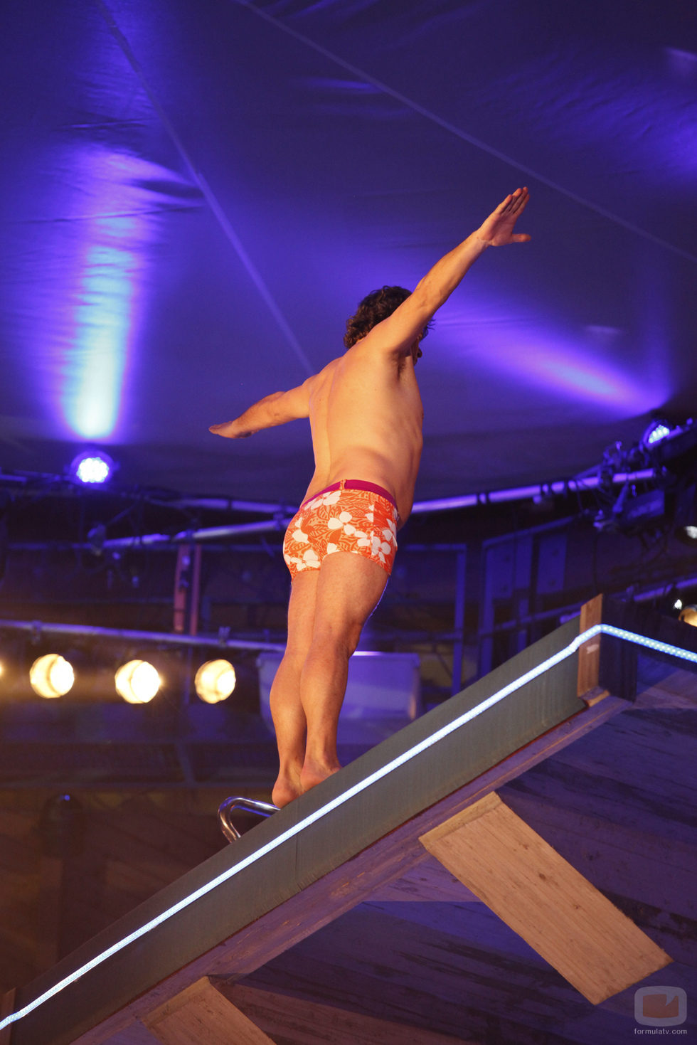 Miki Nadal, de espaldas para lanzarse a la piscina de 'Splash! Famosos al agua'