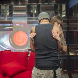 Eva y Danny se encuentran a solas en el confesionario