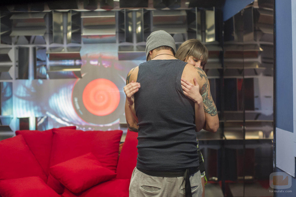 Eva y Danny se encuentran a solas en el confesionario