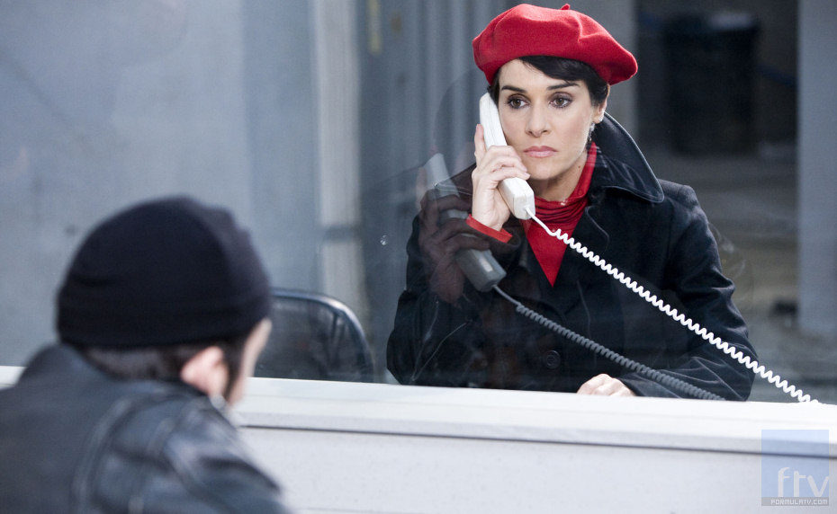 Anabel Alonso contacta por teléfono en el capítulo "Javi llega a la familia"