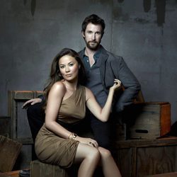 Noah Wyle y Moon Bloodgood en una de las imágenes promocionales de la segunda temporada de 'Falling Skies'