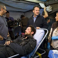 Tom Mason atendido por sus compañeros en la segunda temporada de 'Falling Skies'