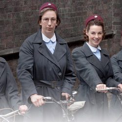 Parte del reparto artístico de 'Llama a la comadrona'