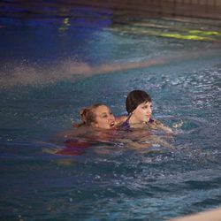 Miriam Díaz Aroca y Angy Fernández en el agua de la piscina de 'Splash! Famosos al agua'