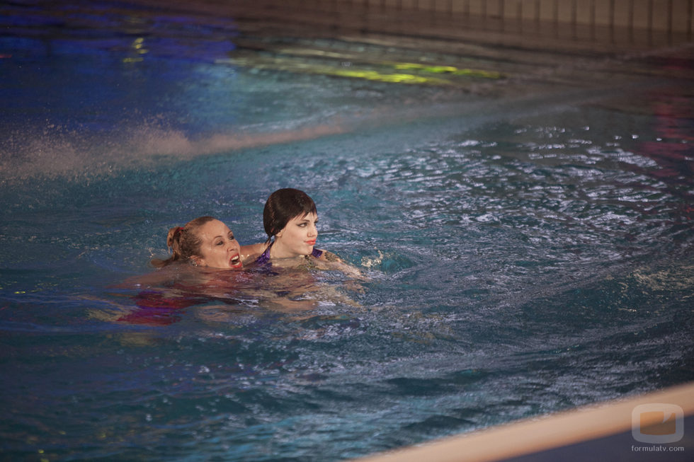Miriam Díaz Aroca y Angy Fernández en el agua de la piscina de 'Splash! Famosos al agua'
