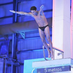 Álvaro Muñoz Escassi saltando desde el trampolín de '¡Mira quién salta!'