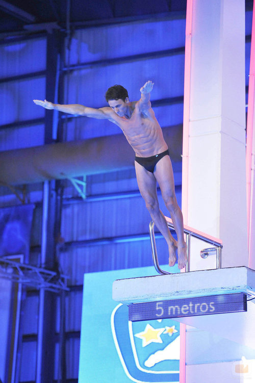 Álvaro Muñoz Escassi saltando desde el trampolín de '¡Mira quién salta!'