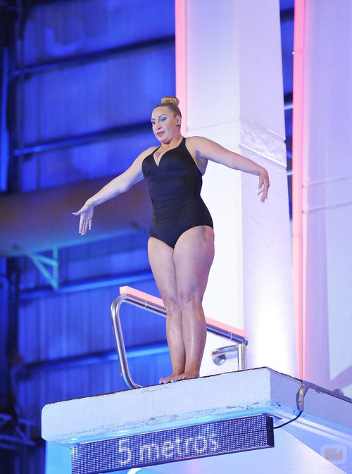 Raquel Mosquera preparándose para saltar desde el trampolín de 'Mira quién salta!'