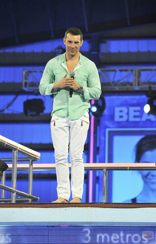 Jesús Vázquez presentando desde el trampolín de '¡Mira quién salta!'