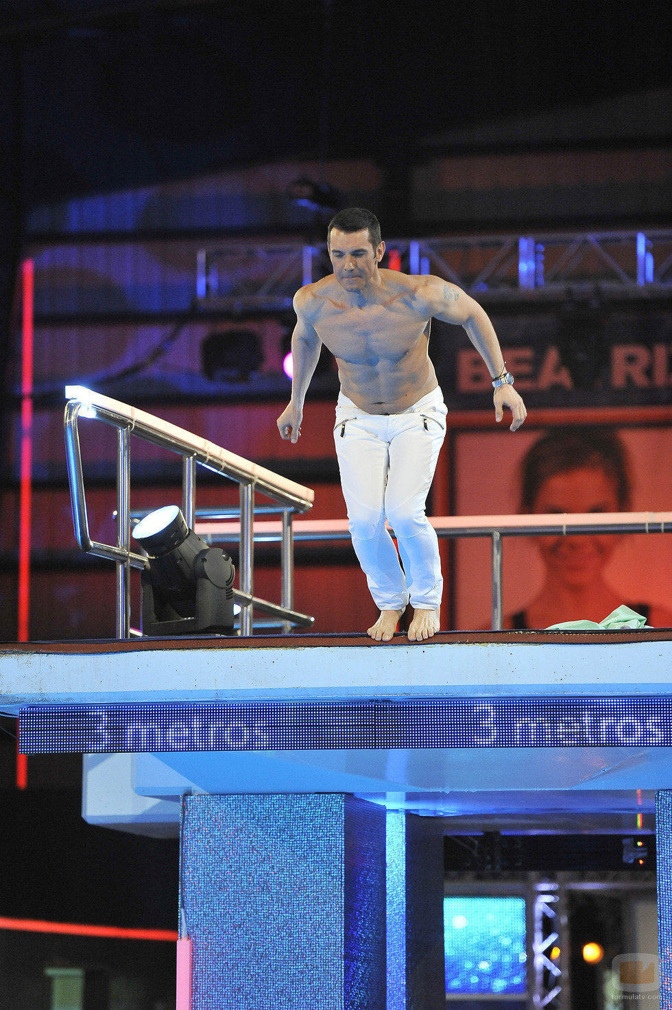 Jesús Vázquez saltando desde el trampolín de '¡Mira quién salta!'