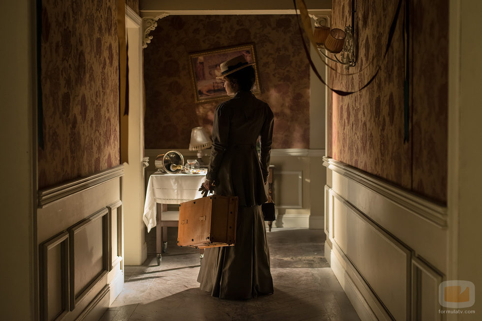 Maite en los pasillo del Gran Hotel