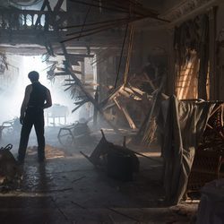 Julio contemplando los desperfectos del Gran Hotel