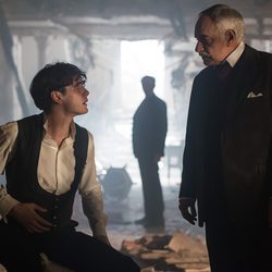 Julio y Ayala conversando tras el atentado en el nuevo capítulo de 'Gran Hotel'