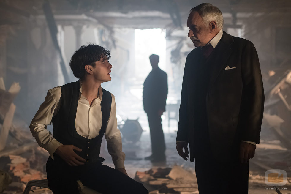 Julio y Ayala conversando tras el atentado en el nuevo capítulo de 'Gran Hotel'