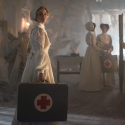 Julio observando a la enfermera Laura en el nuevo capítulo de 'Gran Hotel'