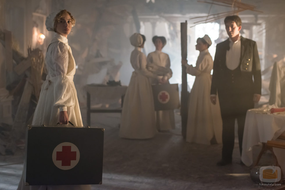 Julio observando a la enfermera Laura en el nuevo capítulo de 'Gran Hotel'
