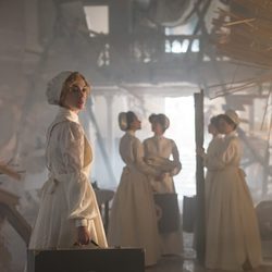 Laura sorprendendida ante los destrozos del Gran Hotel