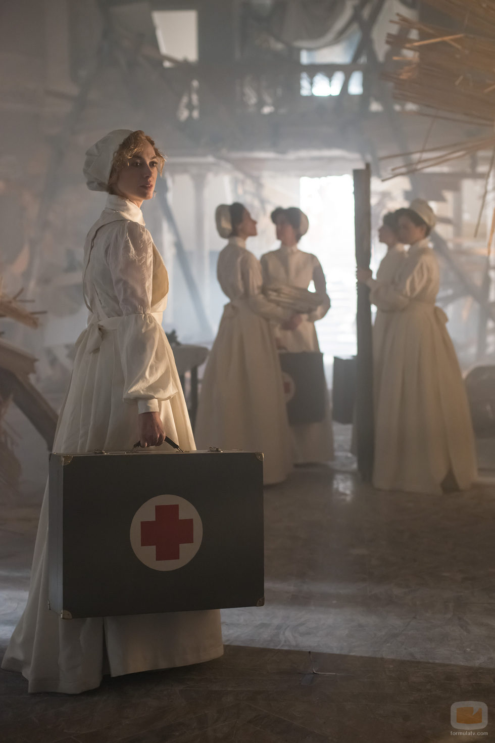 Laura sorprendendida ante los destrozos del Gran Hotel
