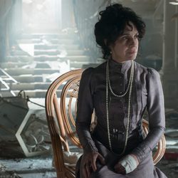 Doña Teresa desolada ante los destrozos de su casa en el nuevo capítulo de 'Gran Hotel'