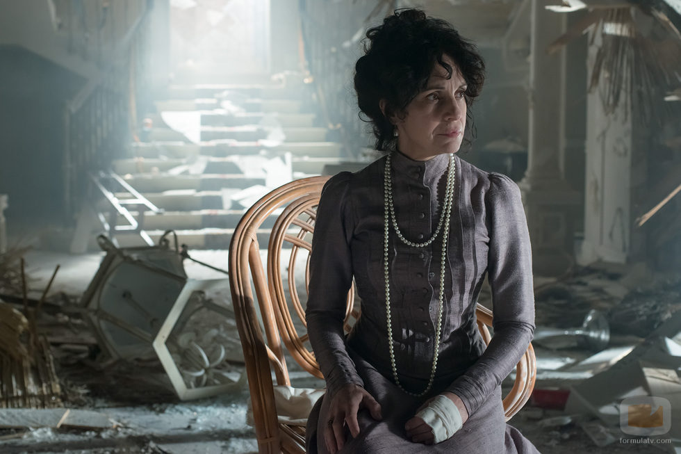 Doña Teresa desolada ante los destrozos de su casa en el nuevo capítulo de 'Gran Hotel'