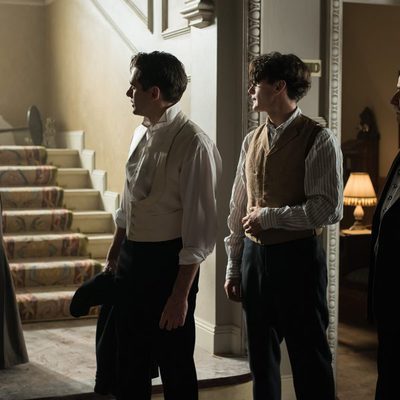Julio, Ayala y su secuaz dialogando con Doña Teresa en el nuevo episodio de 'Gran Hotel'