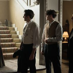 Julio, Ayala y su secuaz dialogando con Doña Teresa en el nuevo episodio de 'Gran Hotel'